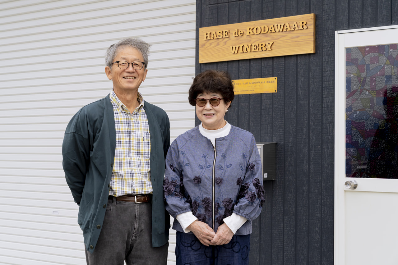 vol.84 HASE de KODAWAAR WINERY<br>長谷川福広さん、洋子さん<br><br>土壌を生かした草生栽培で<br>松本平のテロワールを表現