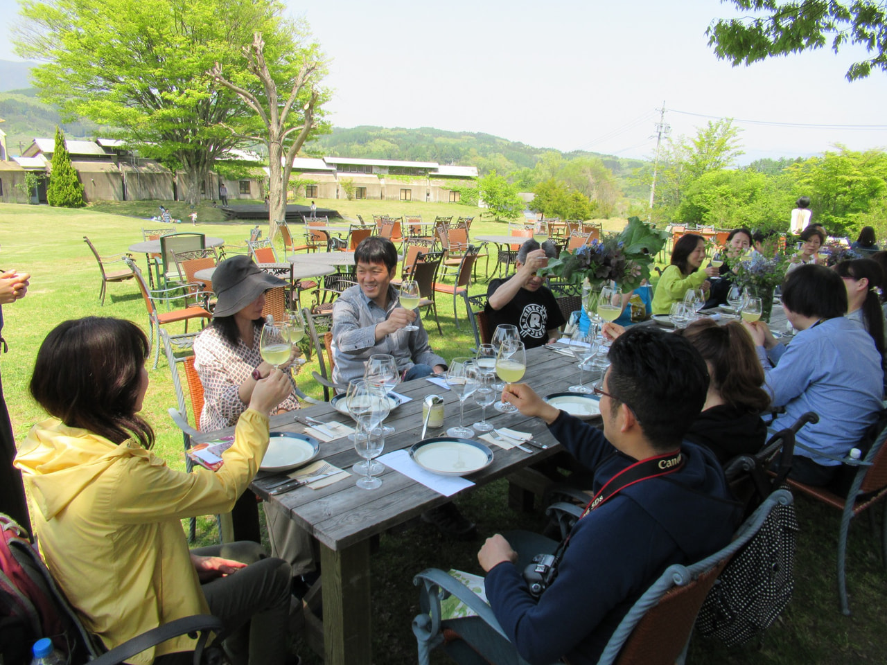 【開催中止】ワイナリーの四季まるごと体験ツアー 〜初夏編 芽かき体験〜 (飯綱町)