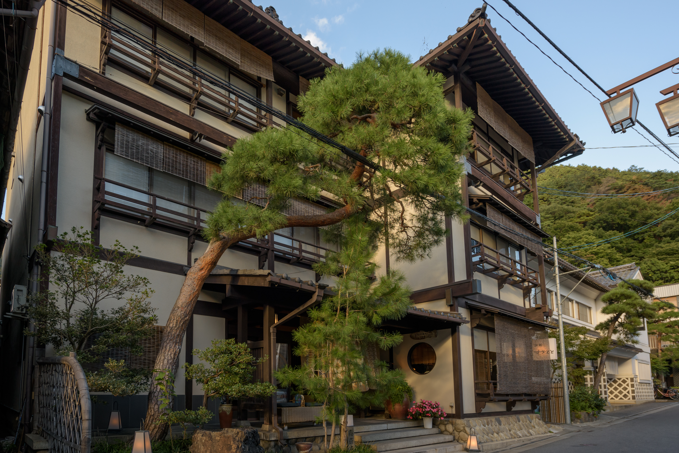 ｜民芸の宿 旅館すぎもと｜<br>趣味人の館主のおもてなしが光る<br>民芸の宿でジャズとワインを