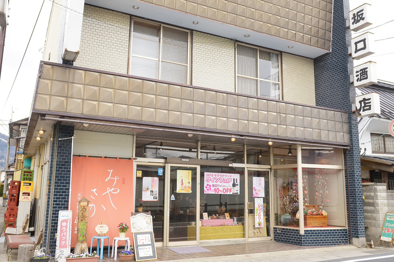 ｜坂口酒店｜<br>大きなテーブルを囲んで<br>ワインや自然食品の話に花が咲く